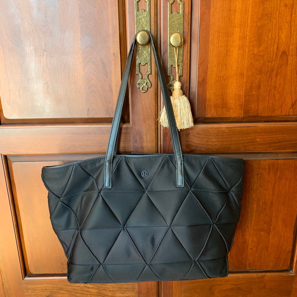 The perfect black Lululemon work/gym shoulder bag